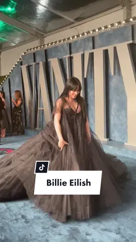 @BILLIE EILISH at the #vanityfairoscarparty 2023. #voguegermany #billieeilish #oscars #oscars2023 #vanityfairafterparty #billieeilishedits #starnews 