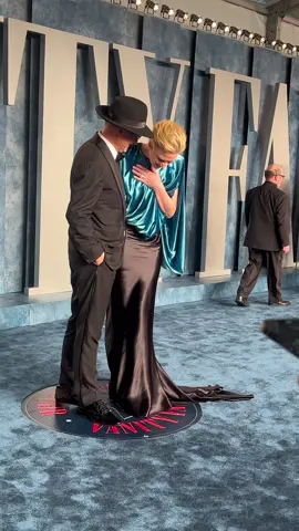 Having a good laughs on the blue carpet #cateblanchett #vanityfair #vanityfairoscarparty 