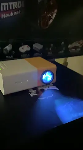 Máy chiếu xem phim tại nhà #chill #projector #maychieumini#hcglobalmedia#mastertechnology