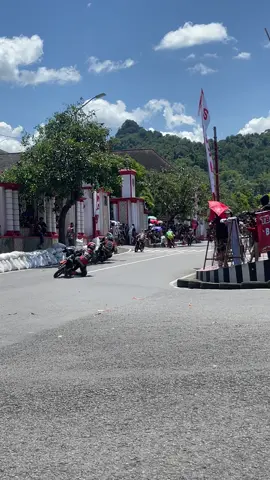 sekali-kali nonton resminan #manahadap #masukberanda #wonogiri #alunalunkridabakti #wonogiri24jam #solostyle #fypシ #twostroke #fizrindonesia #roadraceindonesia #casythamanahadap 