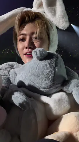 รู้ว่าแจมินเป็นคนใจดี แต่ไม่คิดว่าจะใจดีขนาดนี้ เราชูพัด+ถือตุ๊กตา น้องจะไม่มาหยิบก็ได้เพราะตุ๊กตาน้องเต็มมือแล้ว แล้วที่นั่งเราก็อยู่ริม แต่น้องก็เห็นพัดแล้วตั้งใจเดินมาหาเพื่อรับตุ๊กตา เมนแจมินแบบเราคือดีใจมากๆ เค้าแสนดีมากๆเลยนะ ไม่มีวันเลิกรักแจมินแน่นอน💚🐰🐱 #nctdream #jaemin #แจมิน #thedreamshow2_in_bkk #thedreamshow2_in_bkk_day3 #nctdream_thedreamshow2_in_bkk 