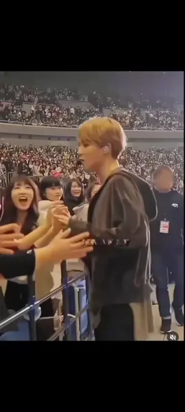 #CapCut Jimin flirts with Army ❤️❤️💜💜#jimcute😚 #jiminfilter #bts_official_bighit #bts_army #💜💜 