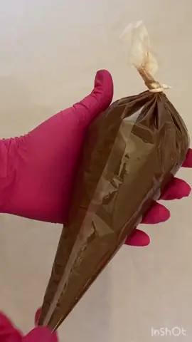 Por aqui usamos muito manga/saco de confeitar facilita muito no dia a dia da confeitaria além de deixar mais rápido e prática a montagem dos produtos ainda garante uma boa finalização nos doces 💗 . Referência: Saco para confeitar descartável da @magoindustria Tamanho: médio 22cm x 34cm.#pascoa2023 #doceriaartesanal #tutorialpascoa #tutorialconfeitaria 