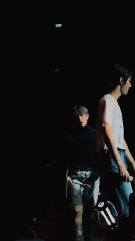the way heeseung hugged hoon they're adorable 🥰#enhypen #heeseung #sunghoon #heehoon #fyp 