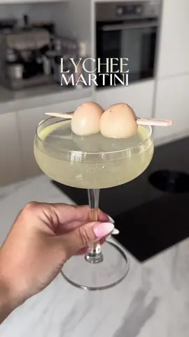 love me a lycheetini 🍸 #martini #lycheemartini #lychee #lycheetea #lycheetini #martinicocktail #cocktail #cocktails #edibleglitter #glitter #girlsnight #girlsnightin #cocktailparty #cocktailrecipes #cocktailrecipe #cocktailrezept #beverage #vodka #vermouth #alcoholicdrinks #cocktailinspiration #cocktailideas #cocktails30sec 