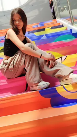 #kayladavies #poseideas  #paraschutepant #cargopantsoufit #filipinagirl🇵🇭 #foryoupage #foryou #foryoupagethis #tiktokph #posesforpictures #stairsposes #stairs 