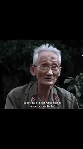 Trở lại Rừng Sác quê tôi, Mênh mông sông nước bồi hồi nhớ thương, Bao nhiêu bo-m đạn chiến trường, Bao nhiêu kỷ niệm tình thương mặn nồng, Lặn sâu dưới sông Lòng Tàu, Đồng đội ngày xưa có thấy đâu, Hỏi ốc nằm im tôi chẳng thấy, Hỏi cua cua bảo sấu ăn rồi, Xương trắng nở hoa tận đáy sông, Mênh mông Rừng Sác nhuốm màu hồng, Năm trăm hài cốt chưa tìm thấy, Rừng đước bạc ngàn lập chiến, công, Bâng khuâng tấc dạ niềm thương nhớ, Lộng gió trên sông lạnh bóng cờ, Mãi mãi hiên ngang Rừng Sác đứng, Mỗi người ngã xuống một bài thơ❤️ #vietnam #lichsuvietnam #nguoiyeulichsu 