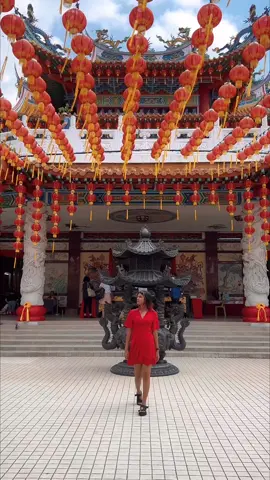 The Thean Hou Temple is a six-tiered temple of the Chinese sea goddess Mazu located in Kuala Lumpur, Malaysia 🏮✨ #malaysia #kualalumpur #travel #travelgirl #fyp 