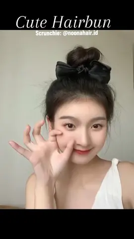 Cute hairbun tutorial / tutorial cepol rambut mudah ala korean style. 💕 Scrunchie Pita Elisa tersedia warna hitam & brown #cutehairstyle #schoolhairstyle #koreanstyle #grwmroutine #scrunchiehairstyle #tutorialscrunchie #tutorialikatrambut #tutorialikatrambut #hairtie #pinteresthairstyles #hairstylekorea 