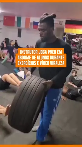O vídeo de jovens treinando a resistência do abdome com um pneu viralizou nas redes sociais. No registro, um instrutor passa pelos alunos deitados no chão e joga com força o objeto na barriga deles. Práticas assim aumentariam a resistência abdominal para que a pessoa não sinta tanto impacto ao levar um soco. Nos comentários, porém, muitas pessoas ficaram chocadas e questionaram sobre os riscos. #tiktoknotícias #uol