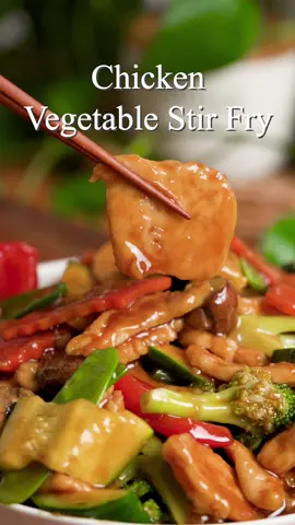 Chicken and Vegetable Stir Fry that's perfect for lunch or dinner! This chicken and vegetable stir fry is super easy to make, and you can add any vegetable in the fridge you want or have! It's perfect served over some rice or even fried rice! 🤤 Full Recipe is on our Blog, LlNK is in our Bl0! Just type 