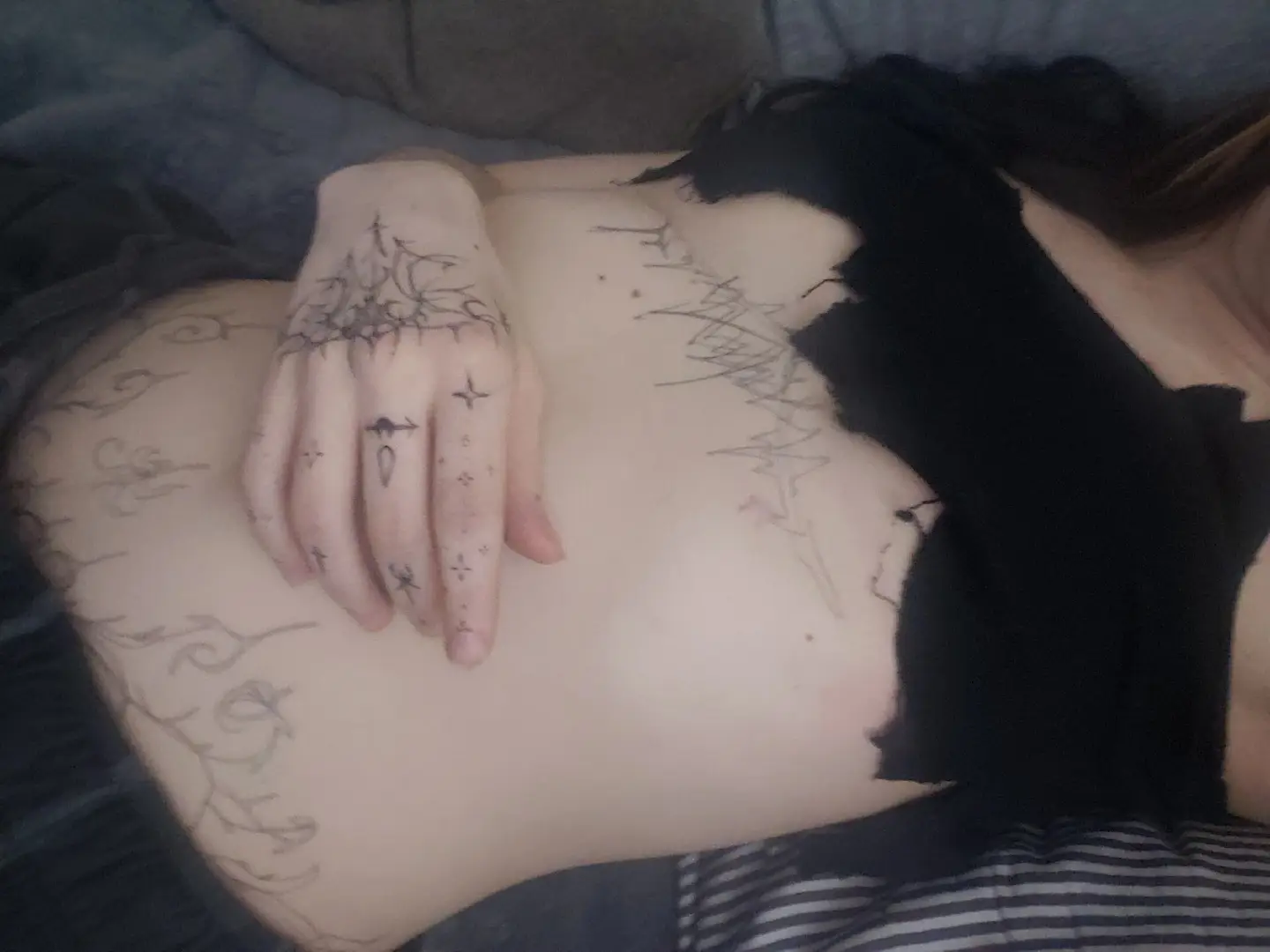 ༺𖤐༻first attempt drawing s*ccubus tattoos on myself... 