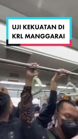 UJI KEKUATAN DI KRL MANGGARAI #krlmanggarai #ujikekuatan #ujidayatahantubuh #ujinyali #ujianhidup #ujianhidupselaluada #transitmanggarai #keretapenuhkenangan #krlpadat #penumpang #berdesakan #bayinangis #anaknangis #penuhbanget #senggoldong #pejuangrupiah #pejuangkrl #krlcikarang #sempitkurasa #gesergeser #geserdong #karyawanlife #pejuangumr 