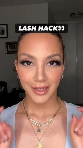 If there’s one makeup trick I’ll teach you, let it be this one. #makeuphacks #makeuptricks #lashhacks #makeupartisttips 