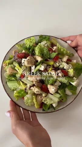 The perfect lunch meal prep👌🏻 . Ingredients: - chicken breast - favourite salad  - chopped cucumber - 20g if crumbled/ chopped feta - handful of chopped tomatoes - 1/3 red onion, sliced (TIP: soak in water to make them less powerful- it helps with the onion breath element) . Bon appetit🙌🏻 #healthyfood #healthyrecipes #foodporn #food #healthy #bonappetit #chicken #salad #feta #cheese #breakfast #dinner #goodmorning #morning #cucumber #sport #Fitness #tomato #cherry #cooking 