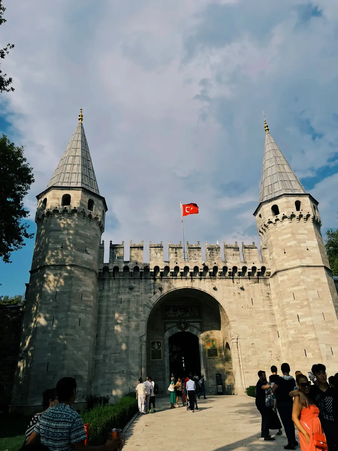 The Topkapi palace was made after the conquest of Constantinople by the orders of sultan Mehmed han II. It got some beautiful Persian inspire architecture and beautiful iznik tiles carved on the walls . Gotta make a series on em  #fyp #kesfet #ottomanempire #islam #istanbul 