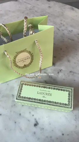 i miss these macarons #ladurée #ladureecafe #nyc #newyorkcity #newyork #nyccafe #dessertnyc #macarons #macaroons #ladureeparis #ladureesoho #uppereastside #gossipgirlvibes 
