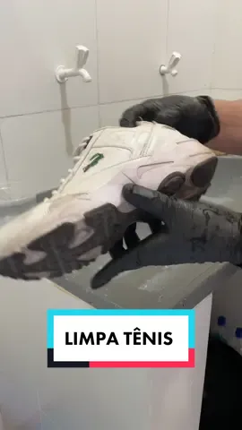 Vamos mostrar na prática o uso da nossa #receita do #limpa tênis. #rapido #facil #caseiro #limpeza #facavcmesmo #dica #remover #comofazer