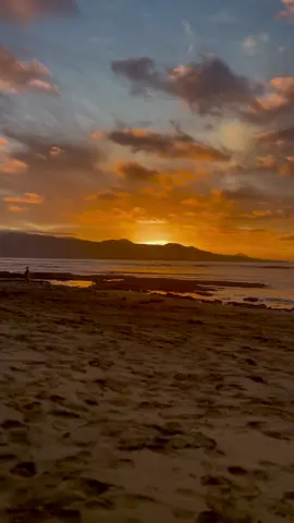 I’m at the centre of what I feel🌅 #beautifulsunset #sunset #sunsetvibes #stunningviews #grancanaria #travel #viajar #life #Love #playa #tiktoksunsets 