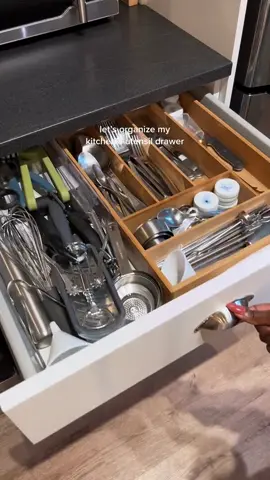 Organizando a gaveta de utensílios da minha cozinha 😄 Estou tão feliz em poder fazer esses vídeos novamente 🙌 link no direct #organizingtiktok #kitchenorganization #kitchenorganizationideas #kitchenorganizationamazonfinds #kitchenorganizationasmr #kitchenorganizationstoragehacks #kitchendesignideas #kitchenmusthaves #kitchenaesthetic #kitchenamazonfinds #kitchenessentials