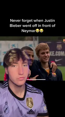 #greenscreenvideo bro is good at everything😭😭 #fyp #soccertiktok #futboltiktok #messi #ronaldo #neymar #Soccer #futbol #barcelona #psg #justinbieber #bieber #worldcup #championsleague 