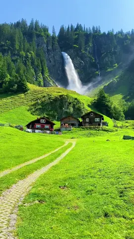 📍Uri🇨🇭#swissroads #switzerland #switzerlandnature #roadtrip #uri #waterfall #verliebtindieschweiz #swissbeautiful #sisiswiss 
