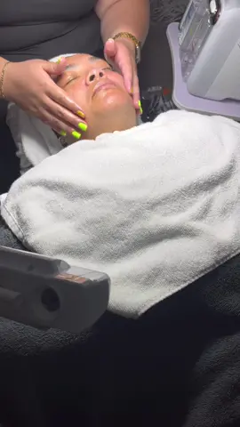 DID YOU KNOW? ✨ Patting Your Face Promotes Blood Flow To The Surface Which In Turn Promotes Nutrients To The Skin 🙌🏻 This In Turn Promotes Healthier , More Radiant Skin ✨ #facialmassage #skincare #esthetician #skinnutrition #skintime #skintok #esthie #healthyskin #fypシ 