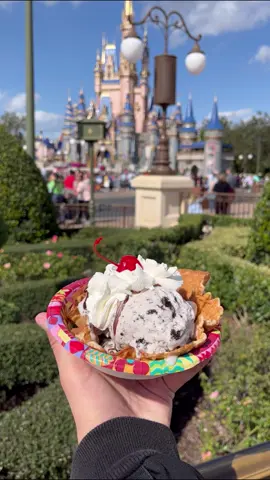 Must Try Cookies & Cream Sundae from Plaza Ice Cream Parlor at Disney’s Magic Kingdom Mainstreet! #fyp #foryourpage #magickingdom #disneyworld #wdw #waltdisneyworld #cinderellacastle #disneyicecream #disneyfoodie #disneycouple #disneyparks 