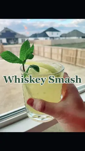 Jameson Whiskey Smash 🍀 #irishwhiskeysmash #whiskeysmash #jameson #drinktok #drinkrecipe #citruscocktail #cocktails30sec #stpatricksday #stpattysday #whiskeylemon #whiskey #whiskeydrink 