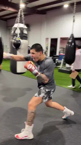 Edgar Berlanga showing his power with his deadly right hand on the hydroStrike bag 🇵🇷🇺🇸🥊 #EdgarBerlanga #boxing #boxeo #puertorico #waterbag #punch #sports #boxer 