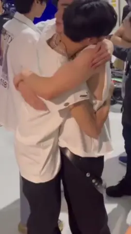 Warm hug ❤️#gemininorawit #fourthnattawat #fourthig #geminifourth #gemini_nt 
