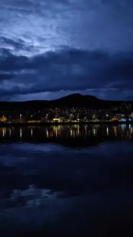 si prestas atención a los detalles podrías ver más allá de lo habitual 🍃 Puno de noche 🌌 #puno #noche #tiktok #cielo #Lago #titicaca #malecón #ciudad #paisaje 