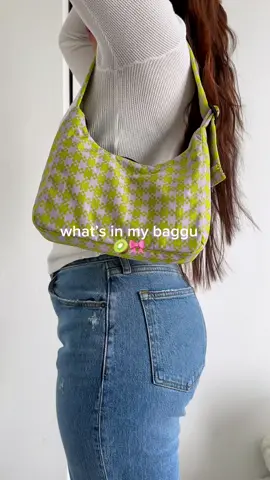 i recently got this shoulder bag and im obsessed🥝🎀 #whatsinmybag #whatsinmypurse #baggu #baggucrescentbag #baggushoulderbag #everydayessentials #satisfying #asmr #aesthetic #fypシ #summerfridayslipbalm #gucci #quayaustralia #touchland #rarebeauty #foryou 