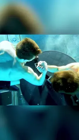 Should we try without anything to hold on to? 🤔 #underwatertiktok #norgetiktok #freedivingvideo #armwrestleunderwater #breathholding 