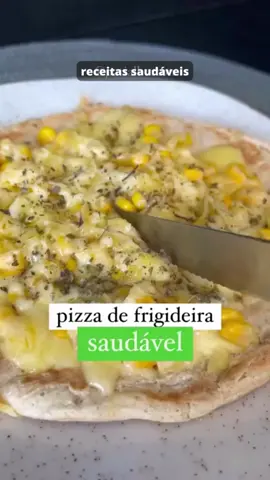 500 Receitas fitness clicando no link da bio ou nos enviando mensagem. Essa receita é super versátil e você pode fazer tanto para o almoço ou jantar, quanto para levar de lanche. Sem falar que você pode variar demais nos recheios. 1 ovo - 2 colheres de sopa de farinha de aveia sal a gosto- ½ colher de sopa de fermento - Misture todos os ingredientes e por último o fermento - Aqueça bem a frigideira e depois coloque a massa - Cozinhe dos dois lados e depois cubra com o recheio - Eu usei milho e queijo -  Mas você pode usar: frango desfiado, carne de panela, atum, requeijão… Créditos: patialberton #receita #receitas #receitafit #FitTok #fitok  #cafedamanhasaudavel #receitassimples #dicasfitness #vidasaudavel #habitossaudaveis #foryou #foryoupage #viral #viralvideo #viralreceitas #viraltiktok #video #receitassaudaveis #receitasfaceiserapidas #receitasfaceis #receitasparasecar #pizzasaudavel #pizza #pizzarapido #pizzafacil 