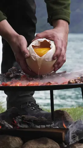Who is ready for the results? 😳 Watch the full YT-Video on my chanel 🤠 #ostrich #egg #bacon #breakfast #firekitchen