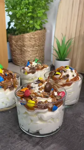 MCFLURRY MAISON À -1€ p.p 🔥 • 1 pot de mascarpone 250g • 35cl de crème semi épaisse 30% mise préalablement au congélateur 5 minutes  • 5 cas de lait concentré  • Extrait de vanille - CONGELER SANS LES TOPPINGS ET SORTIR 5min AVANT DE DECORER ET MANGER 🍦 #mcflurry #recette 