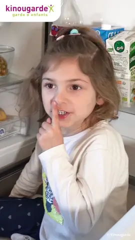 LE FRIGO ANIMÉ ! 🤩 C’est bientôt le 1er avril. 🐠 L’occasion rêvée pour préparer une super blague pour toute la famille ! 🤫 Alors, avec l’aide de votre petit farceur, on vous propose de mettre dans votre frigo des dessins rigolos ! Et surtout, motus et bouche cousue ! 🤐🙊 #kinougarde #gardedenfants #gardeenfantadomicile #nounou #activiteenfant #petiteenfance #famille #enfants #blague #blaguedenfant #blagueenfamille #bricolage #coloriage #decoupage #ludique