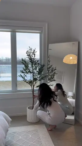 the most perfecf faux olive tree to elevate the corner of my room🫒🤍🥹 #fauxolivetree #amazonfinds #amazonmusthaves #roomdecor #fyp #foryoupage #aestheticdecor 