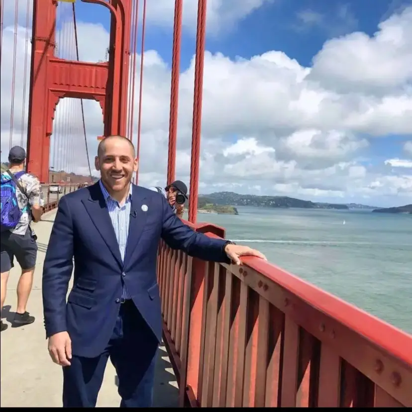 En el año 2000, Kevin Hines saltó del puente Golden Gate mientras se enfrentaba a una enfermedad mental. Milagrosamente, sobrevivió porque un león marino mantuvo la cabeza a flote hasta que llegó la guardia costera. Ahora viaja por el mundo para hablar sobre la prevención de s*icidios. (2015) ——————————————————————————- In 2000, Kevin Hines jumped off the Golden Gate Bridge while dealing with mental illness. Miraculously, he survived because of a sea lion keeping his head afloat until the coast guard came. He now travels the world to talk about S*icide Prevention. (2015)