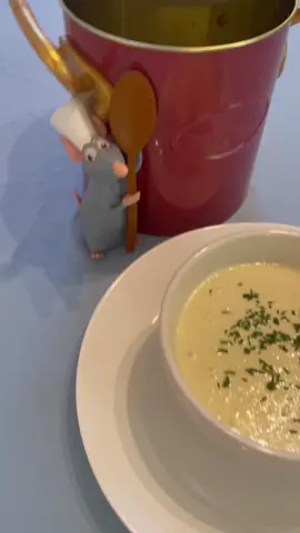Respuesta a @es  legendario? #sopa  #ratatouille que #remy hace y me inspiro a #cocinar #disney #parati #foryou #fyp #Receta #viral #pixar #vichyssoise 