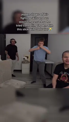 bro’s controller was having technical difficulties. if yall keep sending those donos, jayden ready to shoot the fade. #mindofrez #rez #jayden #kaylen #mamarez #rezgirlfriend #mindofrezclips #rezclips #viral #funny #trending #fyp @mindofrez97 