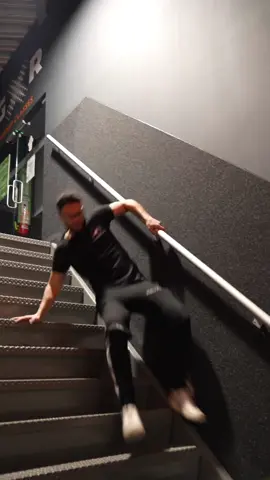 The only way to go down the stairs after a legday.. 😳😳 #GymTok #viral #fypシ #foryoupage #fyp 
