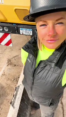 Tell me I’m not the only one, please!🙈#bluecollar #babesoftiktoc #union #tradesman #womeninconstruction #girlboss #trades #crane #trucking 
