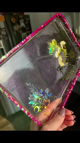 I love working with new materials and ideas 🥀🌼✨ This iridescent tray is just dreamy with resin foils and glitter from @soulxcellar  and some dried/presses floral elements 🖤  Resin: @artnglow  