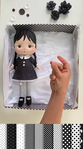 Que tal você aprender a confeccionar essa boneca incrível? Vem comigo que eu te ensino! Acesse meu site www.arteliebrunonascimento.com.br #feltro #diyproject #felt #feltcute #fieltro #feltdoll #wandinha #wandinhaaddams