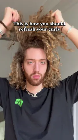 Best way to refresh your curls🫶 #curlyhairtutorial #curlscheck #curlyhairtips 
