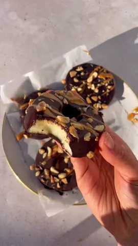 Chocolate Apple „Doughnuts“ 🍩🍎 An easy and vegan sweet snack idea that is healthy and delicious #apples #snack #healthysnack #healthyrecipes #healthytreats #veganrecipe #EasyRecipe 