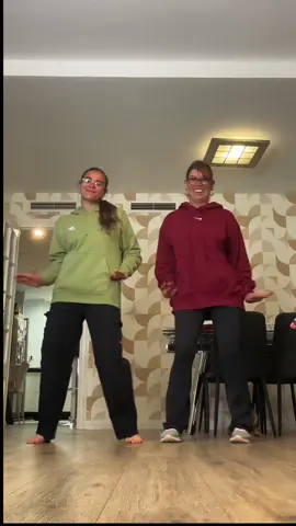 Descalza?? 🤬😂 @sandrapovedaa #madreehija #trend #parati #viral #foryoupage #shakeitoff 