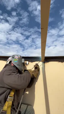 Hanging and welding out rafters and rafter clips with my Dawg Derrick This afternoon👨🏽‍🏭🔥These smaller tanks get lil baby rafters 👶🏽➖ #6010welds #6010 #5P #lincolnelectric #lincolnelectricwelding #weld #welder #ilove #welding #tank #tanke #tankin #tankwelder #tankwelding #ariatwork #ariat #ariatworkboots #ilovemyjob #maxim #maximcrane #cchannel #clips #goodvibes #goodvibesonly